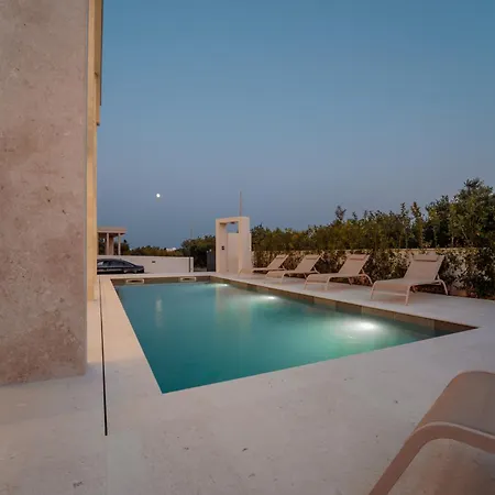 Turnea With Heated Pool *