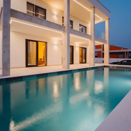 Turnea With Heated Pool Willa *